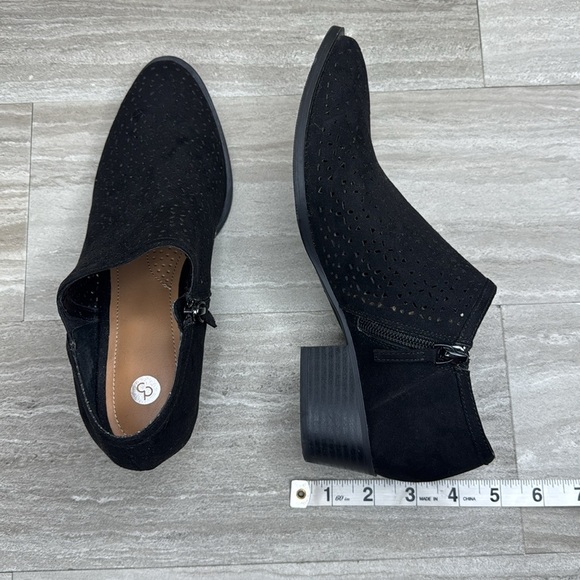 NWT Dress Barn Hazel Faux Suede Cut Out Ankle Booties Womens Size 7 - Picture 6 of 12